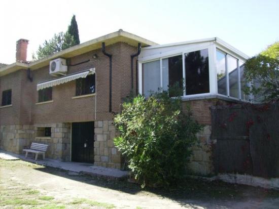 Pozuelo.Se alquila chalet INDEPENDIENTE.280m.A 200m de ESTACION.1650€