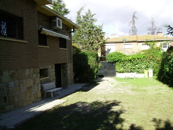 Pozuelo.Se alquila chalet INDEPENDIENTE.280m.A 200m de ESTACION.1650€