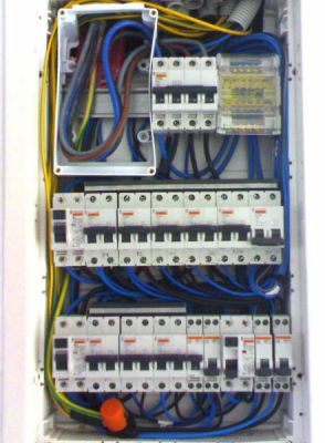 ELECTRICISTA 24 HORAS CERVELLO � VALLIRANA  633 617 532 LAMPISTA - FONTANERO
