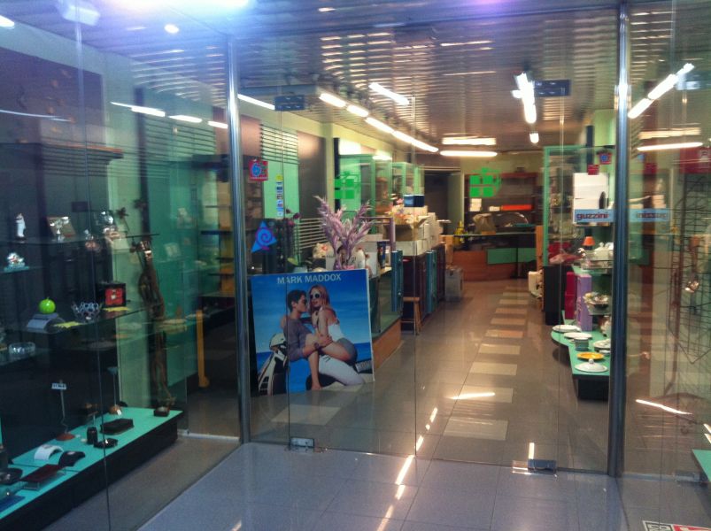 Local Comercial de 185 m2 con Gran Escaparate y mostrador