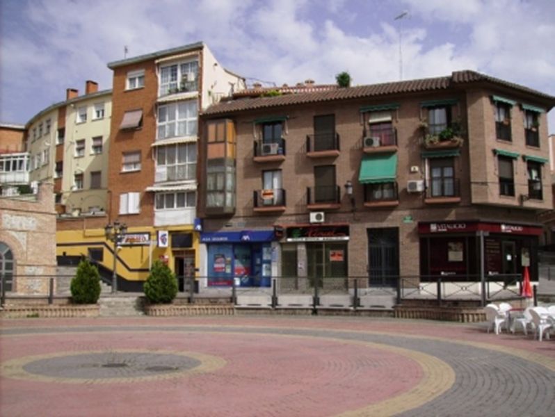 Pozuelo.Alquiler.En el centro.60 m.Muy Tranquilo y luminoso.En plaza peatonal.590�