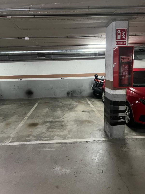 Plaza de parking coche grande en Ciutat Meridiana de Barcelona