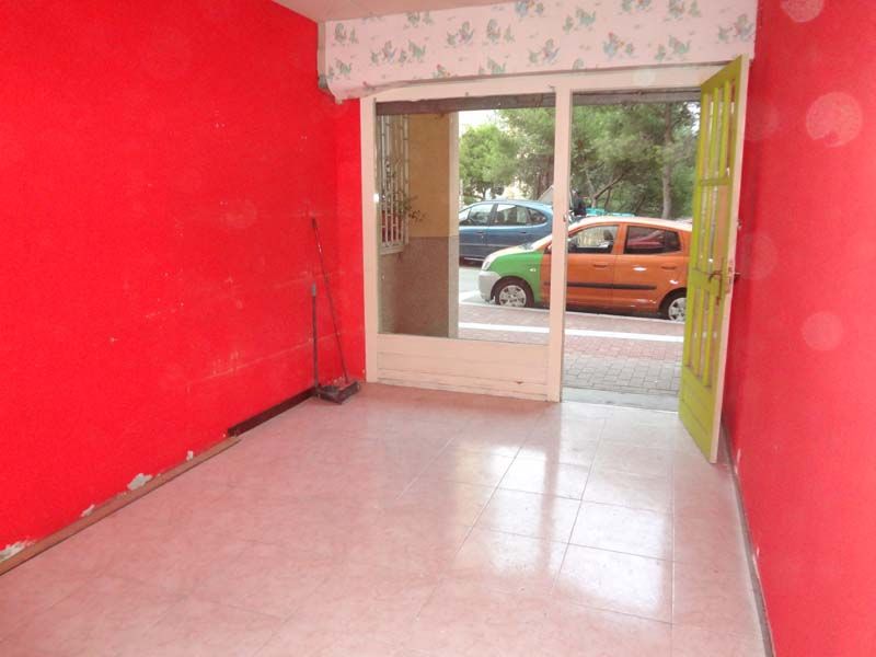 Local muy luminoso de 31 m2 en el barrio de Ciudad Meridiana en Barcelona