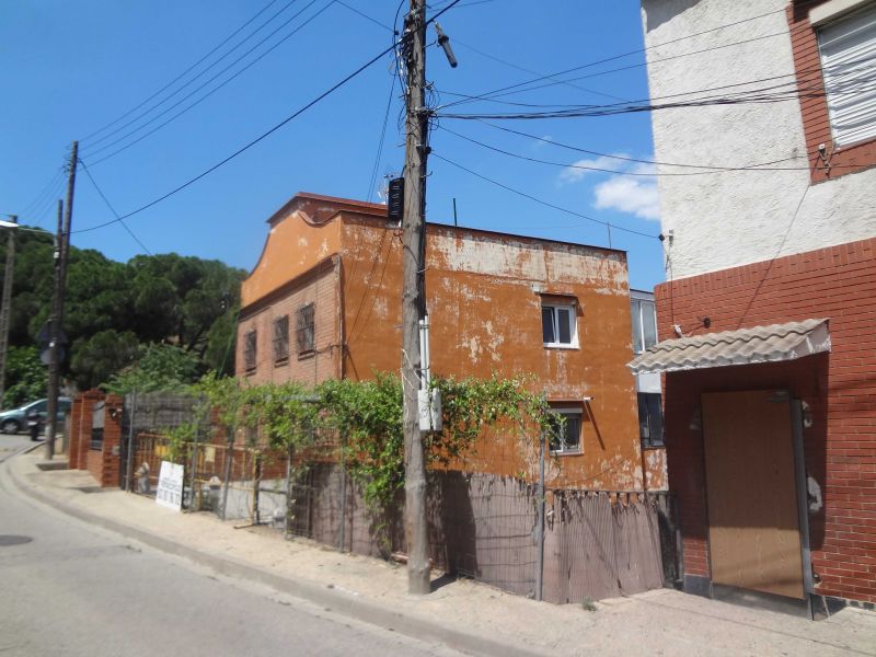 En la tranquila zona de Nou Barris, se encuentra este terreno de 18 m2 con una parcela de 439 m2
