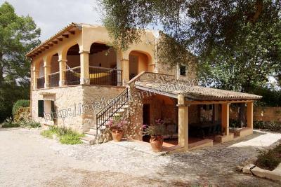 Finca r�stica con casa antigua restaurada se vende
