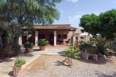 Finca r�stica con casa, piscina y jard�n se vende