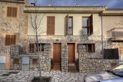 Chalet adosado con jard�n se vende