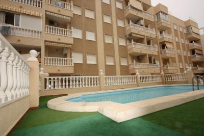 SE VENDE APARTAMENTO EN TORREVIEJA,ZONA CERCANA A PLAYAS,UN DORMITORIO,SALON COMEDOR,COCINA SEMI-IND