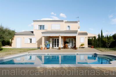 Chalet con piscina y jard�n en venta