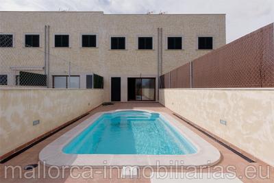 Chalet adosado con patio y piscina en venta