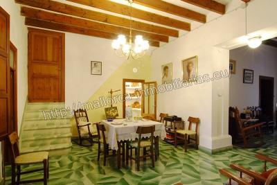 Casa de pueblo con patio y parte posterior en venta