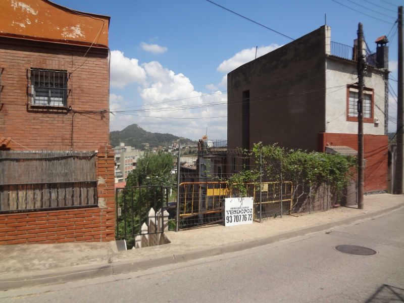 En la tranquila zona de Nou Barris, se encuentra este terreno de 18 m2 con una parcela de 439 m2
