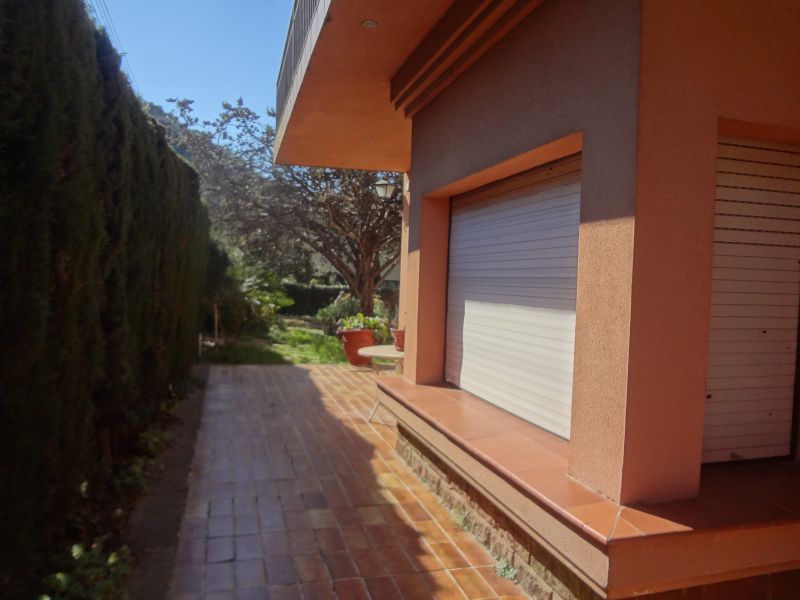 3 Viviendas en una misma casa construida en el a�o 1.945 con fant�stico jard�n
