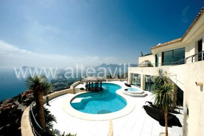 Villa moderna en Altea Hills con apartamento separado, piscina y vistas al mar