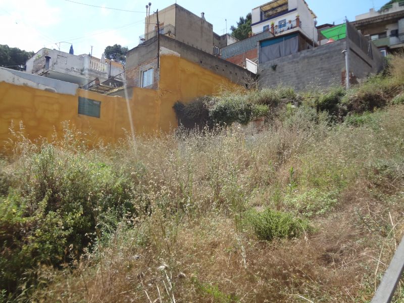 En la tranquila zona de Nou Barris, se encuentra esta parcela rectangular