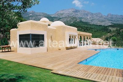 Villa de lujo al nivel del suelo con apartamento separado y piscina desbordante climatizada en urban