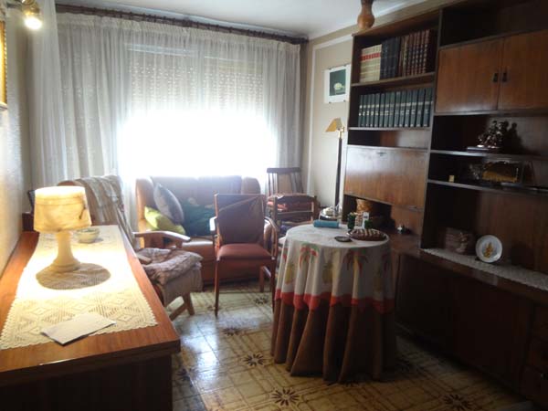 Piso en venta de 3 dormitorios totalmente exterior en Ciutat Meridiana
