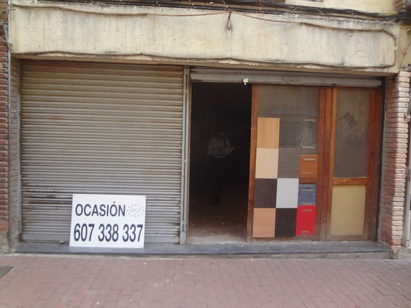 Local di�fano de 50 m2 muy bien comunicado y orientado, al lado de varios comercios
