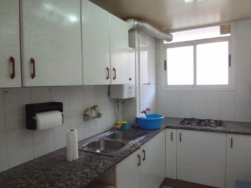 Vivienda de 85 m2 con 2 cocinas, 2 cuartos de ba�o y cuatro dormitorios sin comedor