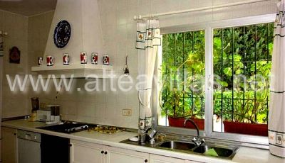 Villa econ�mica con piscina en Marbella en la Costa del Sol muy central con casita de hu�spedes