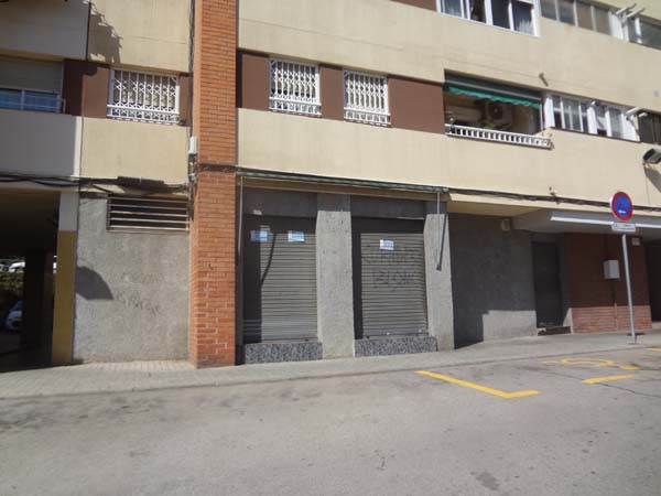 En la tranquila zona de Nou Barris, se encuentra esta parcela rectangular